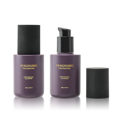 Il chiaro fondamento liquido di lusso 30ml imbottiglia con la pompa nera della lozione del collare dell'oro