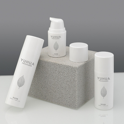 L'imballaggio di plastica su ordinazione imbottiglia le bottiglie senz'aria bianche di 15ml 30ml 50ml