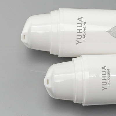 L'imballaggio di plastica su ordinazione imbottiglia le bottiglie senz'aria bianche di 15ml 30ml 50ml