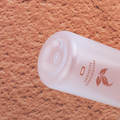 Bottiglia cosmetica di plastica della lozione del toner 75ml dell'OEM che imballa per la cura personale