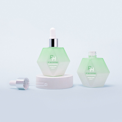 Confezione personalizzata con forma unica con vetro verde ghiacciato con bottiglie di 30 ml di olio essenziale