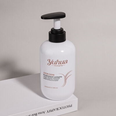 Bottiglia cosmetica PET rotonda da 500 ml realizzata con materiale riciclabile a sostegno di iniziative di imballaggio sostenibile nei cosmetici