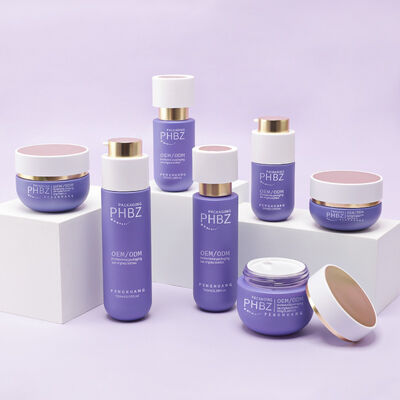 Set completo di imballaggi cosmetici con bottiglie di vetro di lusso, lozioni con tappo dorato, barattoli di crema e imballaggi cosmetici