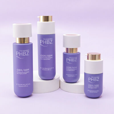Set completo di imballaggi cosmetici con bottiglie di vetro di lusso, lozioni con tappo dorato, barattoli di crema e imballaggi cosmetici