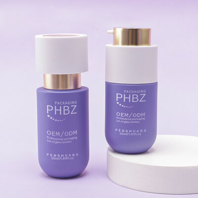 Set completo di imballaggi cosmetici con bottiglie di vetro di lusso, lozioni con tappo dorato, barattoli di crema e imballaggi cosmetici