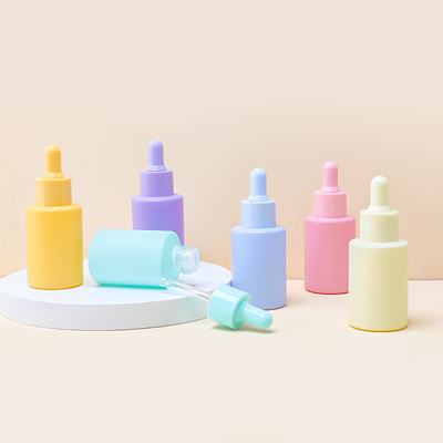 Gli azzurri colorano il contagoccia di vetro del siero imbottigliano l'olio per capelli che imballa 30ml