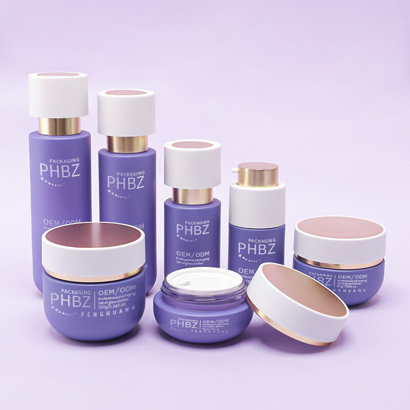 Set completo di imballaggi cosmetici con bottiglie di vetro di lusso, lozioni con tappo dorato, barattoli di crema e imballaggi cosmetici