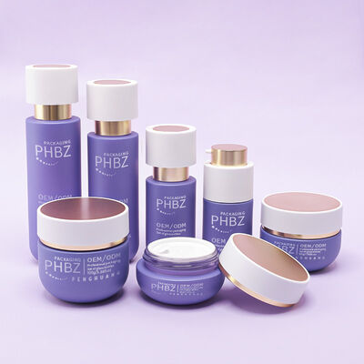 Set completo di imballaggi cosmetici con bottiglie di vetro di lusso, lozioni con tappo dorato, barattoli di crema e imballaggi cosmetici